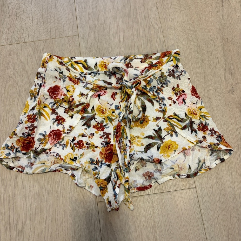 Pull&Bear Floral High Waist Women's Shorts - Multicolor Floral